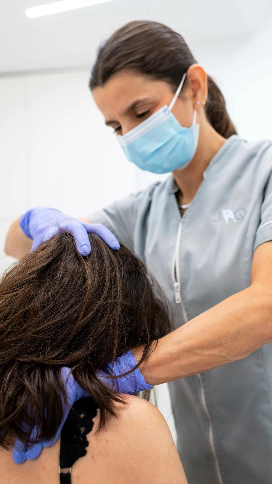 Terapia manual crânio-cervical aplicada durante tratamento de Disfunção Temporomandibular (DTM), com foco na libertação muscular, mobilidade cervical e redução de tensão associada à ATM.