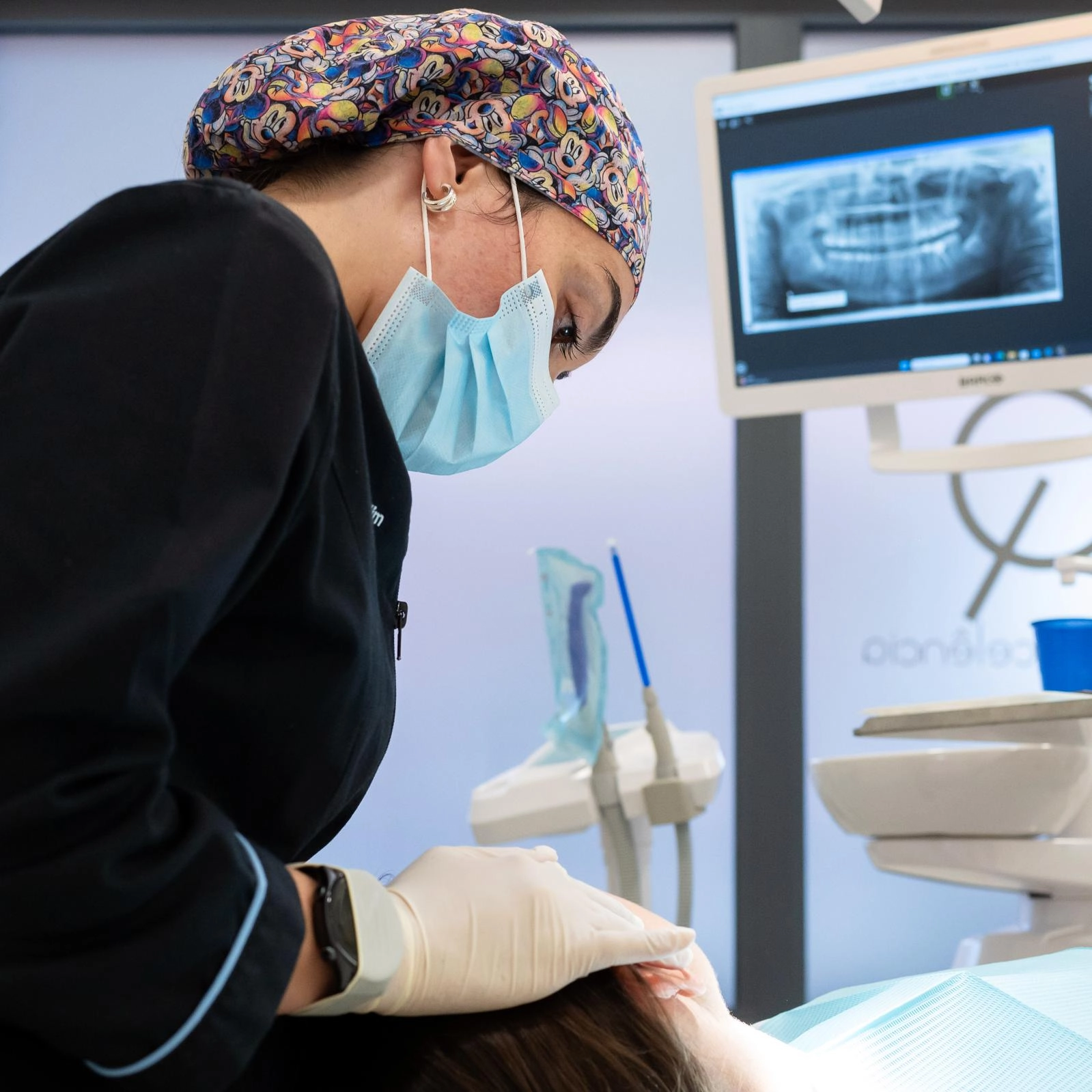 Avaliação clínica da articulação temporomandibular (ATM) com apoio em imagem radiográfica, integrada no diagnóstico funcional de Disfunções Temporomandibulares (DTM).
