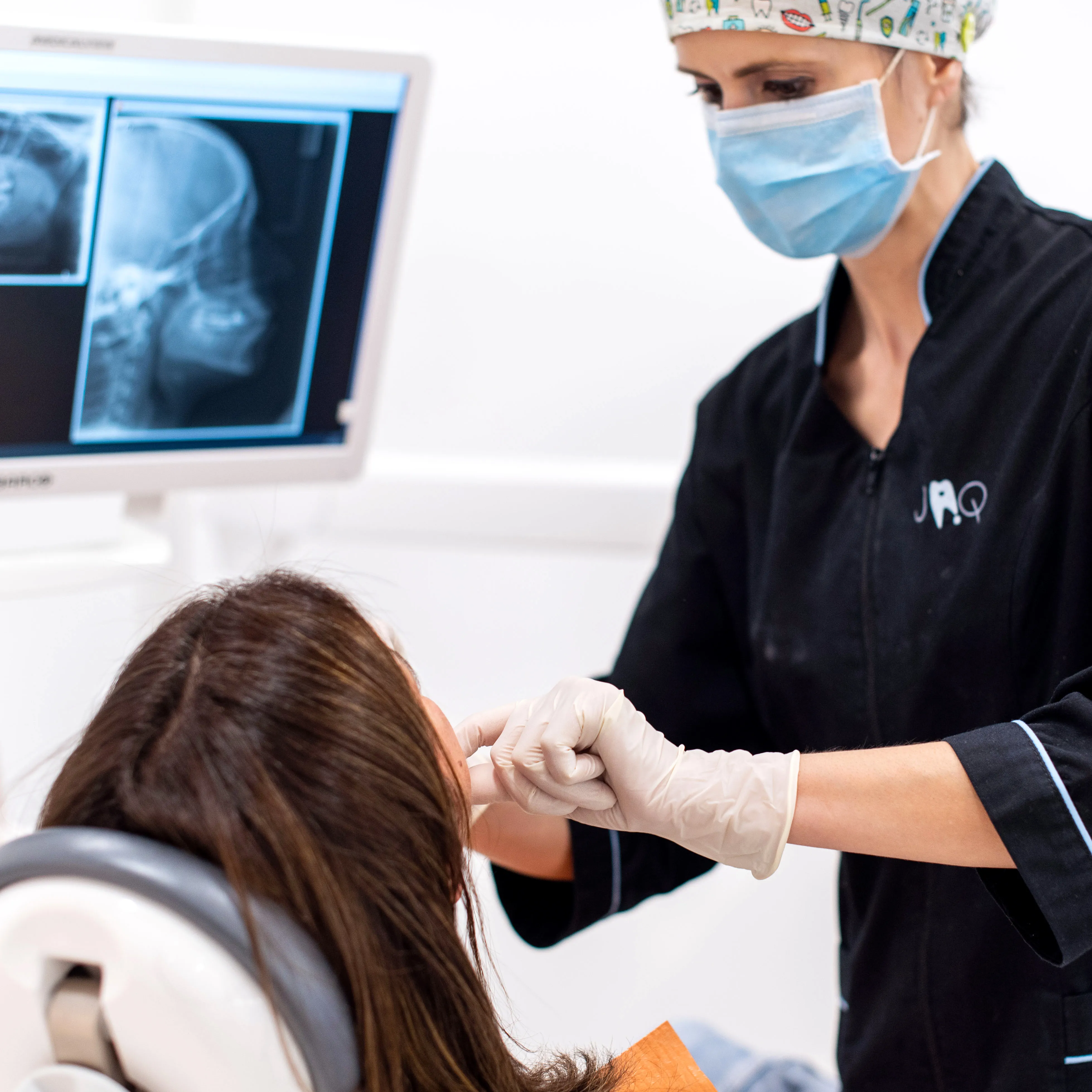 Avaliação clínica com apoio de imagem radiográfica para diagnóstico preciso.