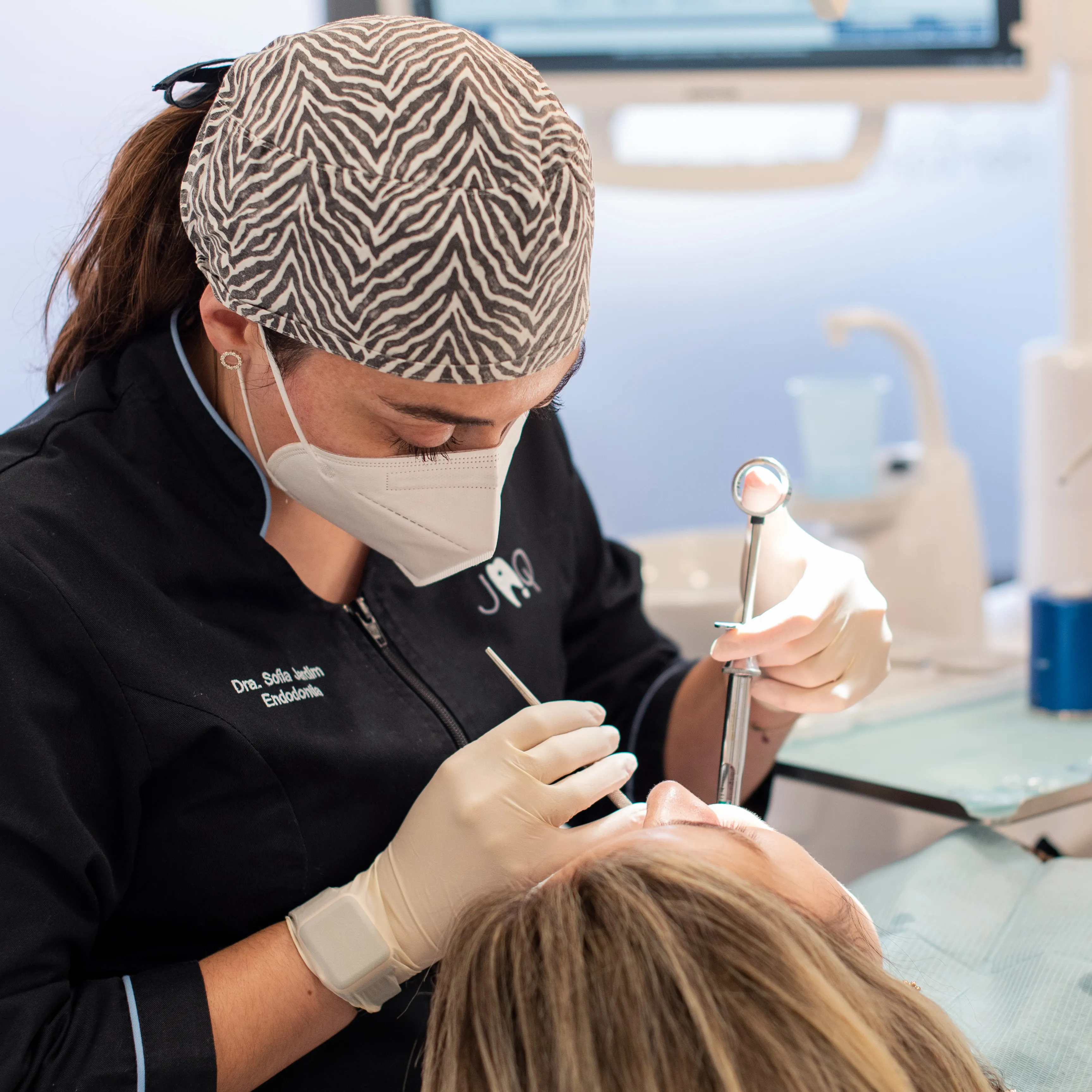 Consulta de medicina dentária com avaliação clínica detalhada em ambiente controlado.