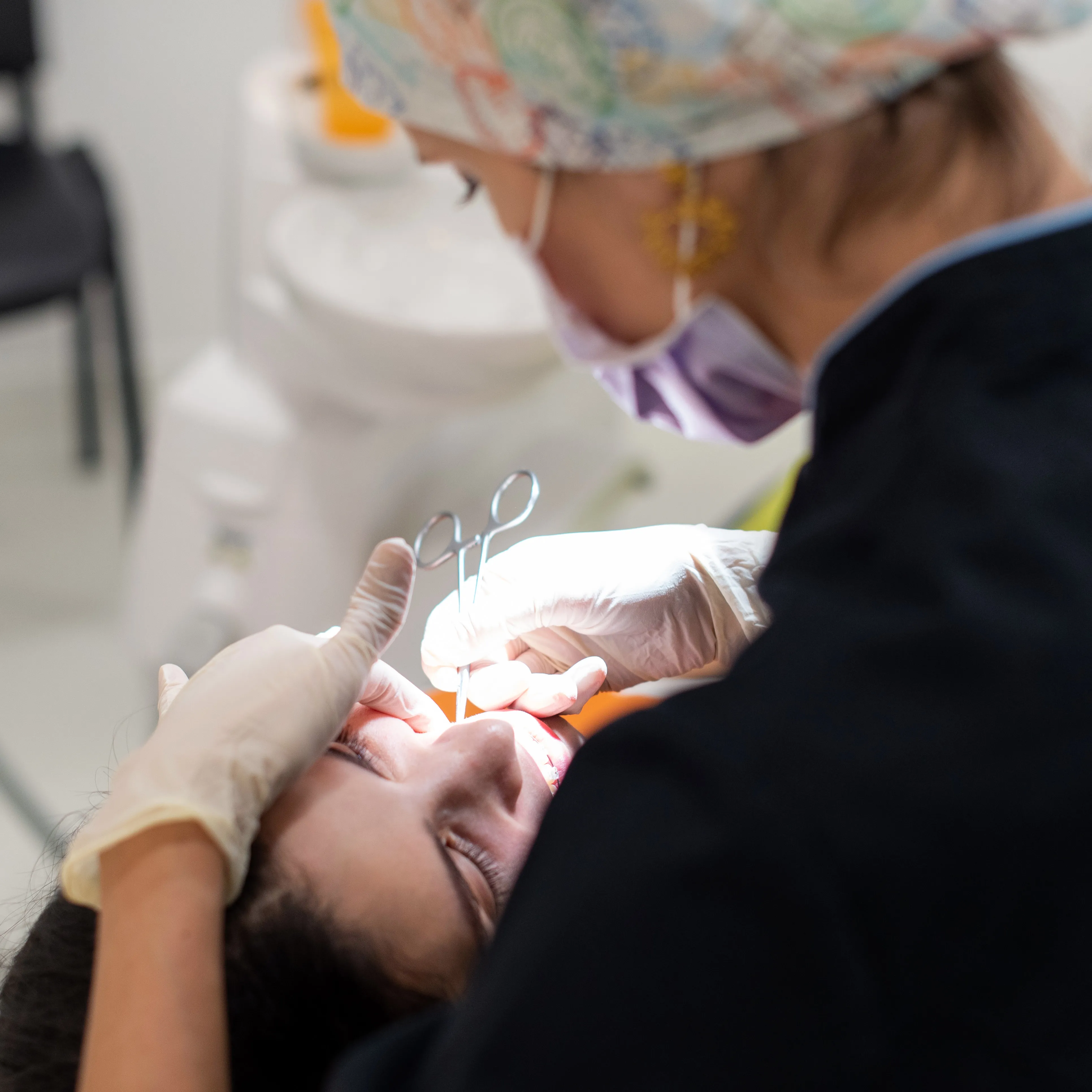 Procedimento de cirurgia oral realizado com técnica cuidadosa e controlo clínico.