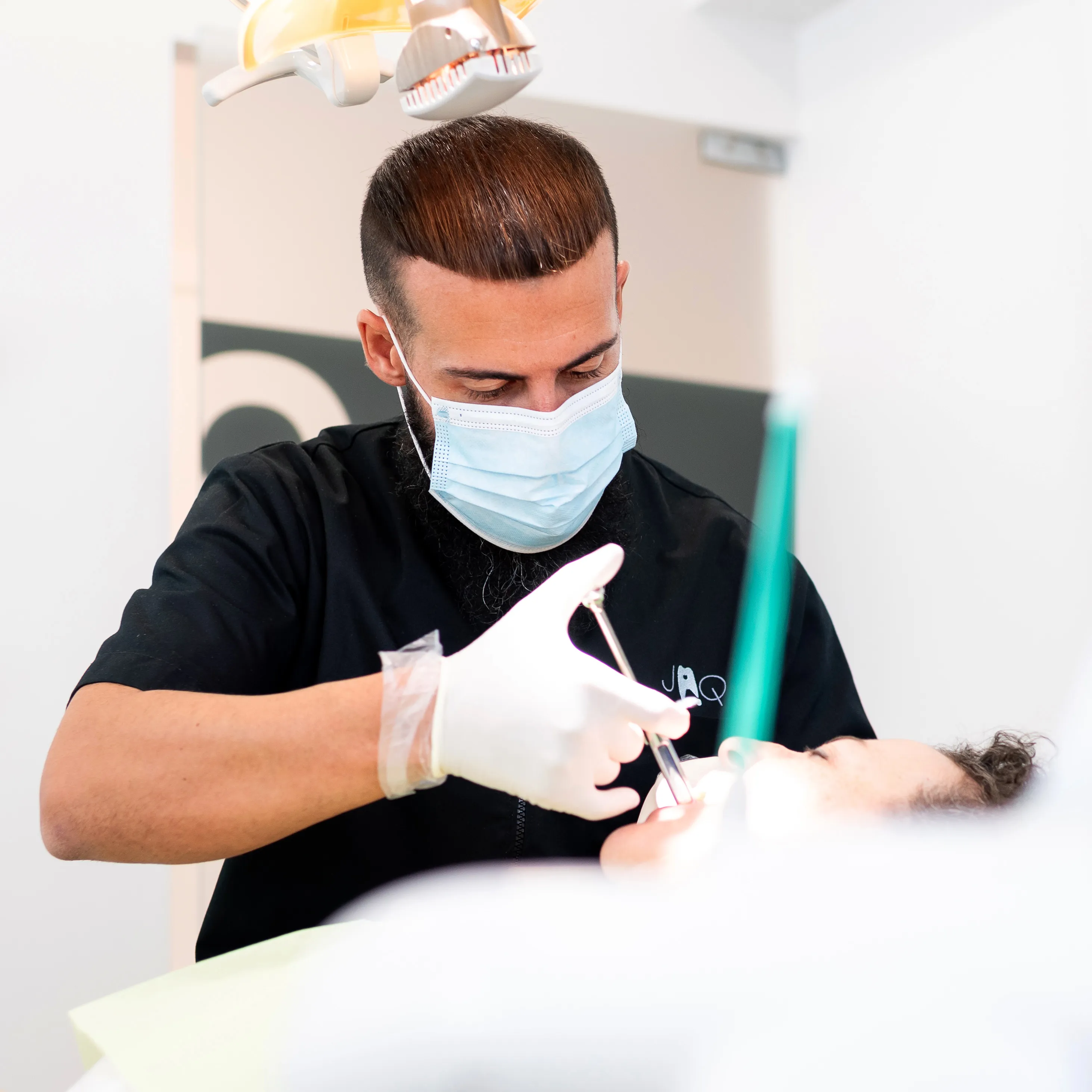 Tratamento dentário realizado por médico dentista em consulta clínica.
