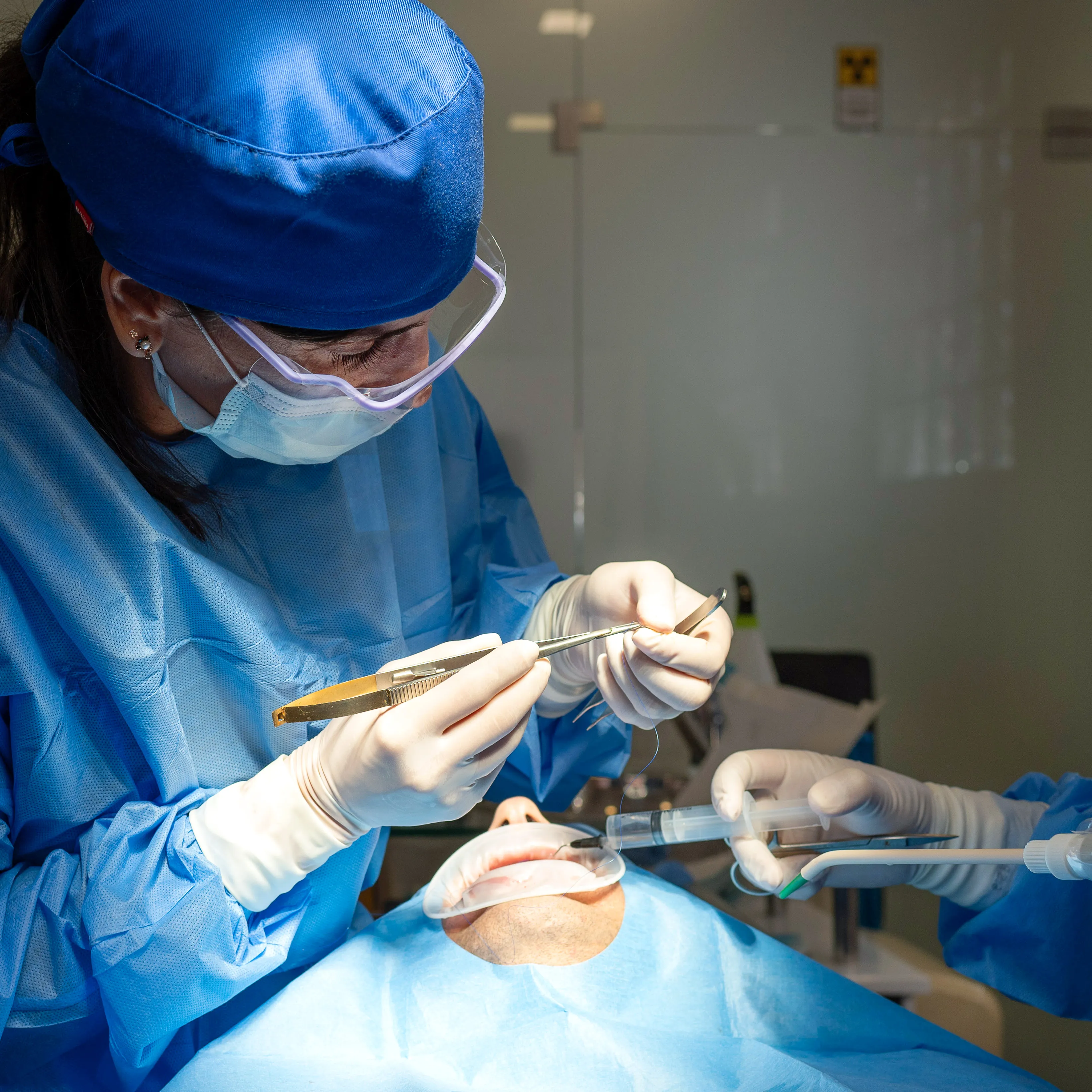 Cirurgia oral com colocação de implante dentário, realizada por equipa clínica com técnicas cirúrgicas precisas e ambiente controlado.