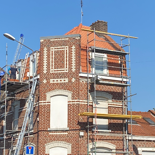 Rénovation et étanchéité de toiture sur immeuble en briques près de la Rue Raymond Derancy à Marcq-en-Barœul, avec échafaudage installé pour travaux de couverture.