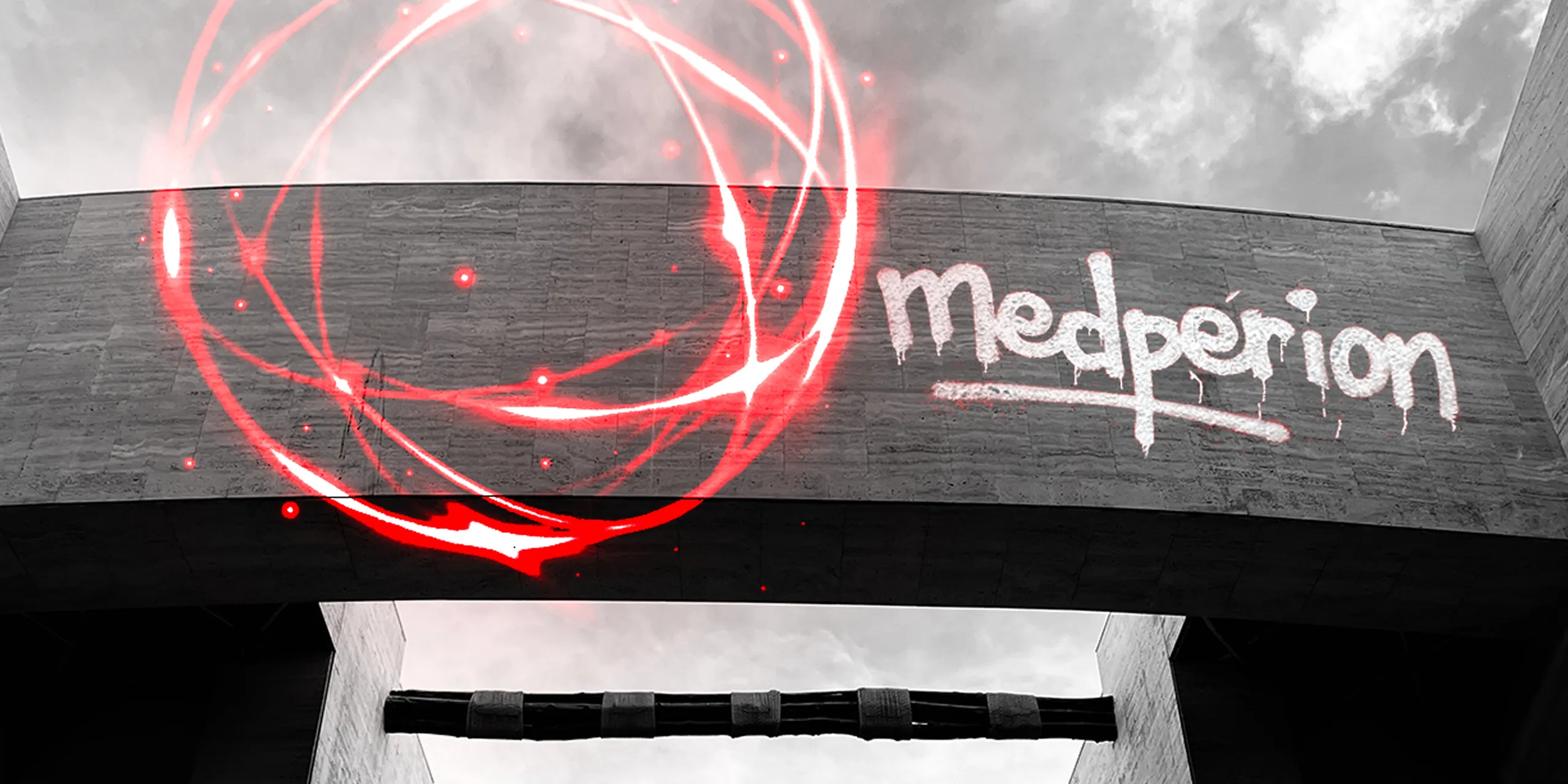 Graue Steinbrücke mit dem grafischen Schriftzug „medperion“ und leuchtend roten Lichtlinien darüber.