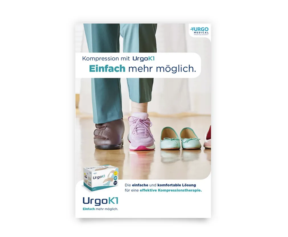 Beine mit unterschiedlichen Schuhen, die linke in zusammengedrücktem Medizin-Kompressionsschuh, die rechte in Sportschuh, daneben weitere Schuhe, Werbung für UrgoK1 Kompressionstherapie.
