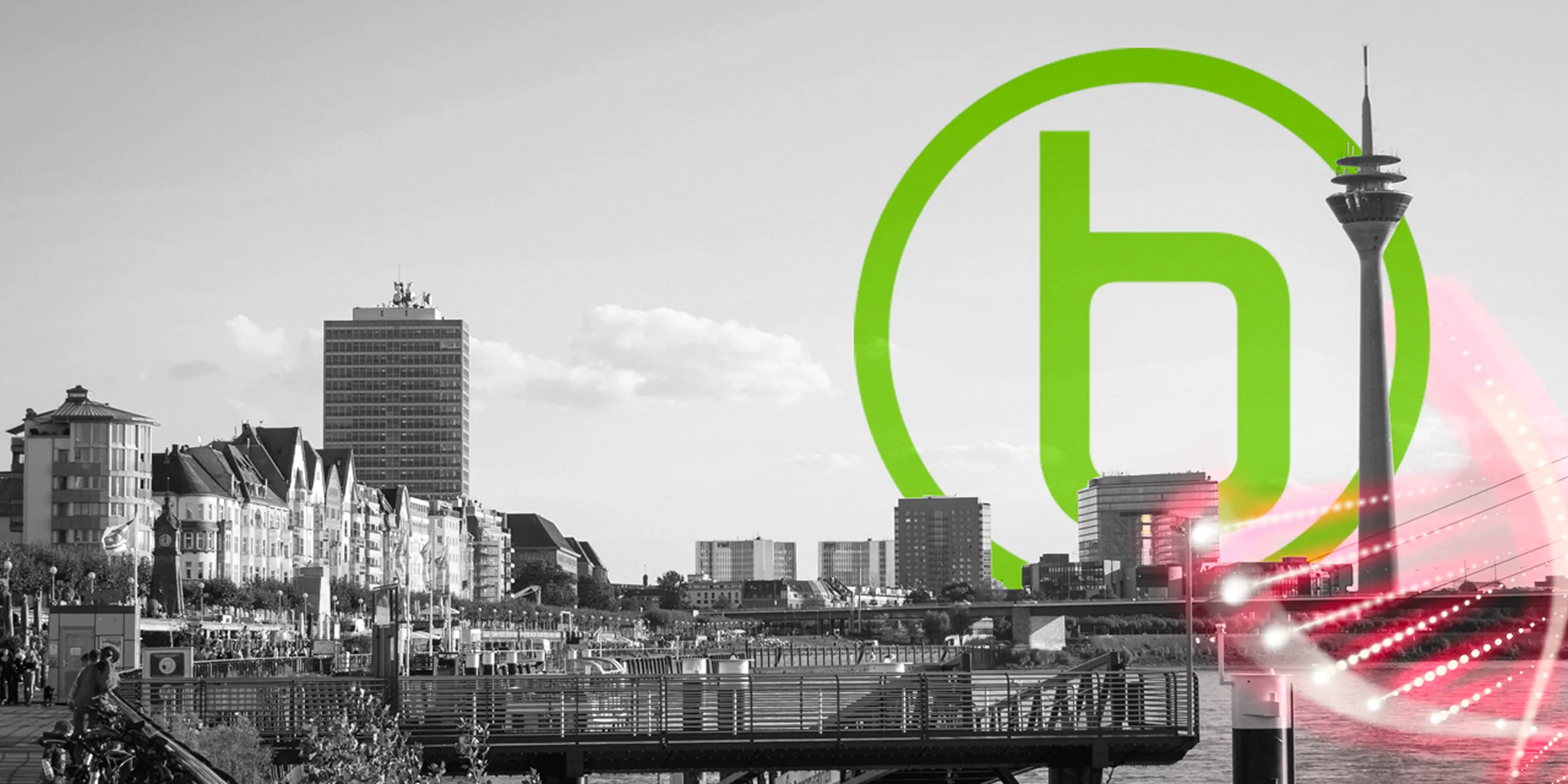 Schwarz-weiß-Stadtansicht mit Rhein, Uferpromenade und Rheinturm, darüber ein grünes h-Logo und pinke Lichtakzente.