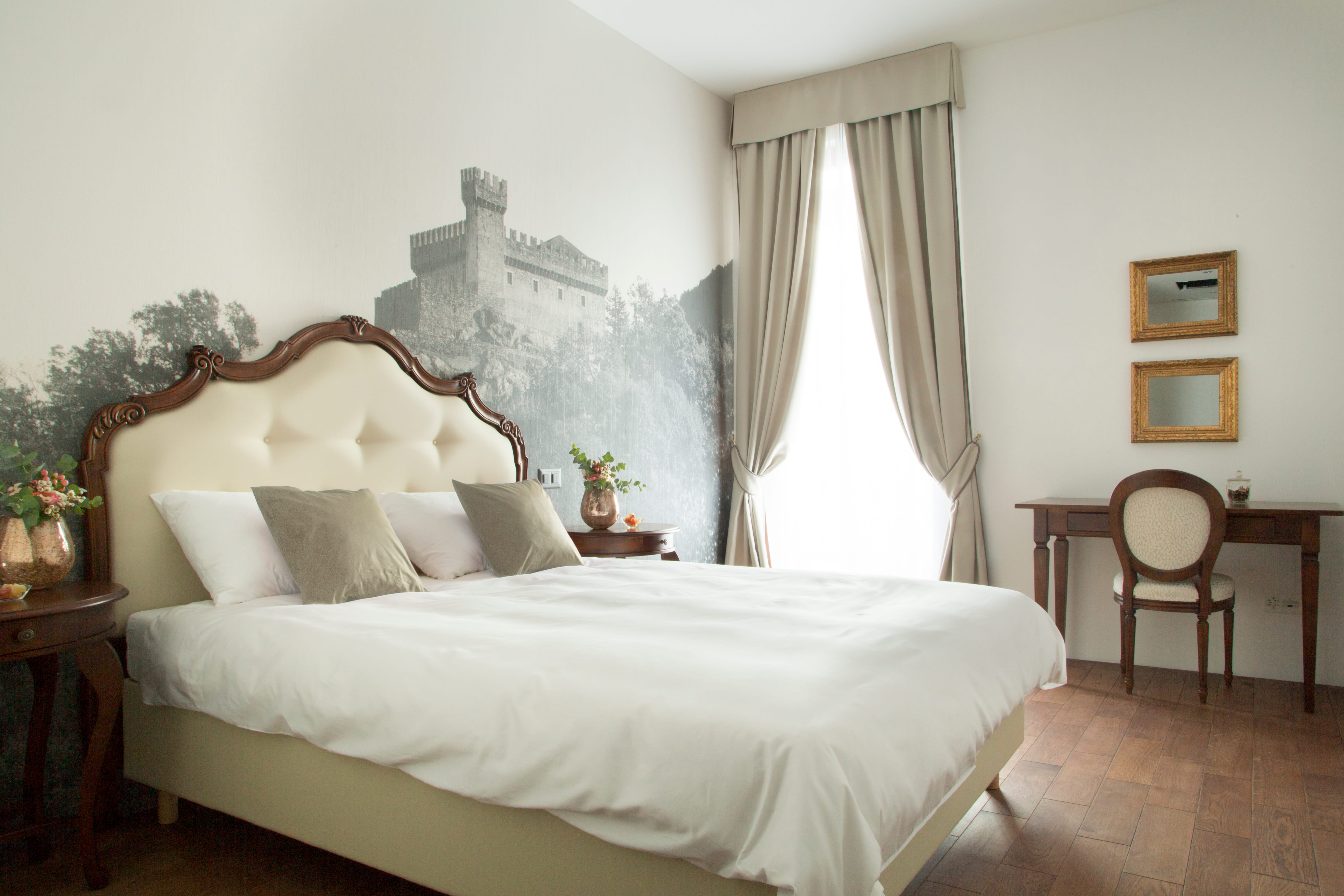 Camera Cosy Queen dell'Hotel La Tureta con letto queen-size, arredi classici e atmosfera accogliente.