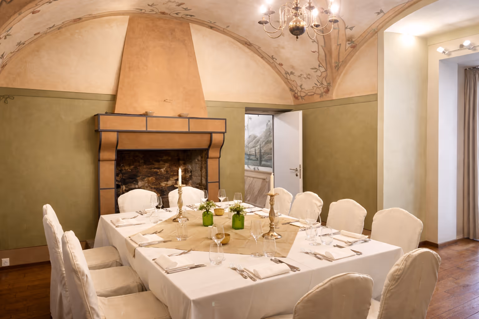 Sala Camino allestita per un evento privato con camino storico e atmosfera calda.