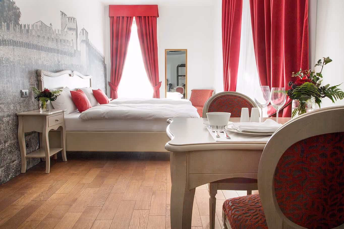 Camera Comfort Studio dell'Hotel La Tureta con letto matrimoniale e arredi in stile Nouveau Classique.