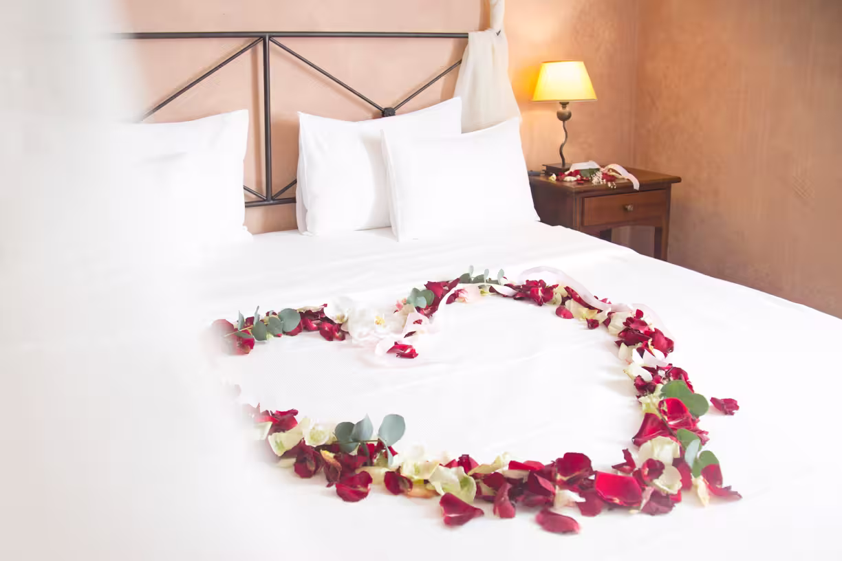 Romantisches Detail des Unique-Zimmers im Hotel La Tureta mit Himmelbett aus Schmiedeeisen und intimer Atmosphäre.