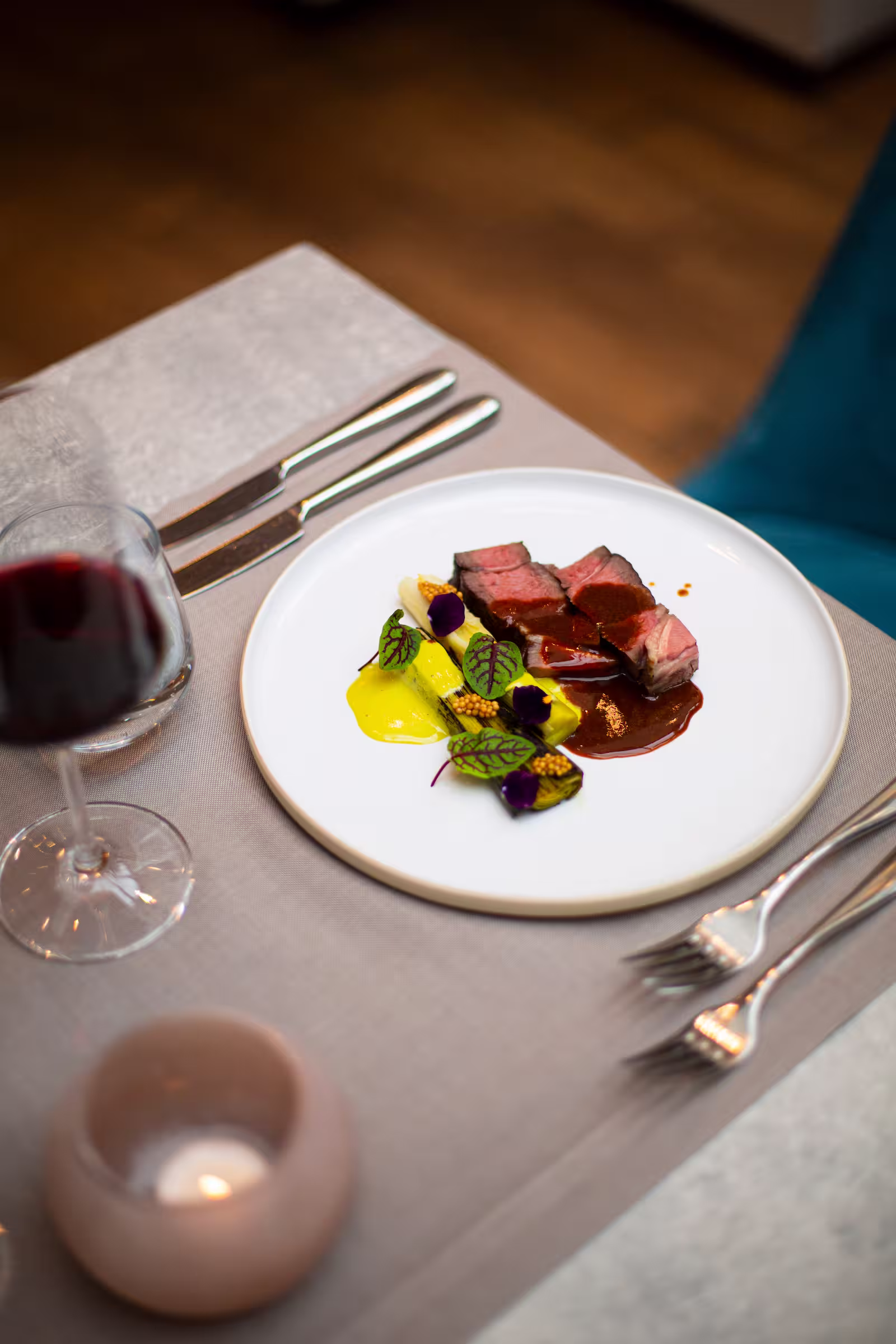 Gastronomisches Hauptgericht im Restaurant des Hotel La Tureta in Bellinzona, sorgfältig auf weißem Teller angerichtet.
