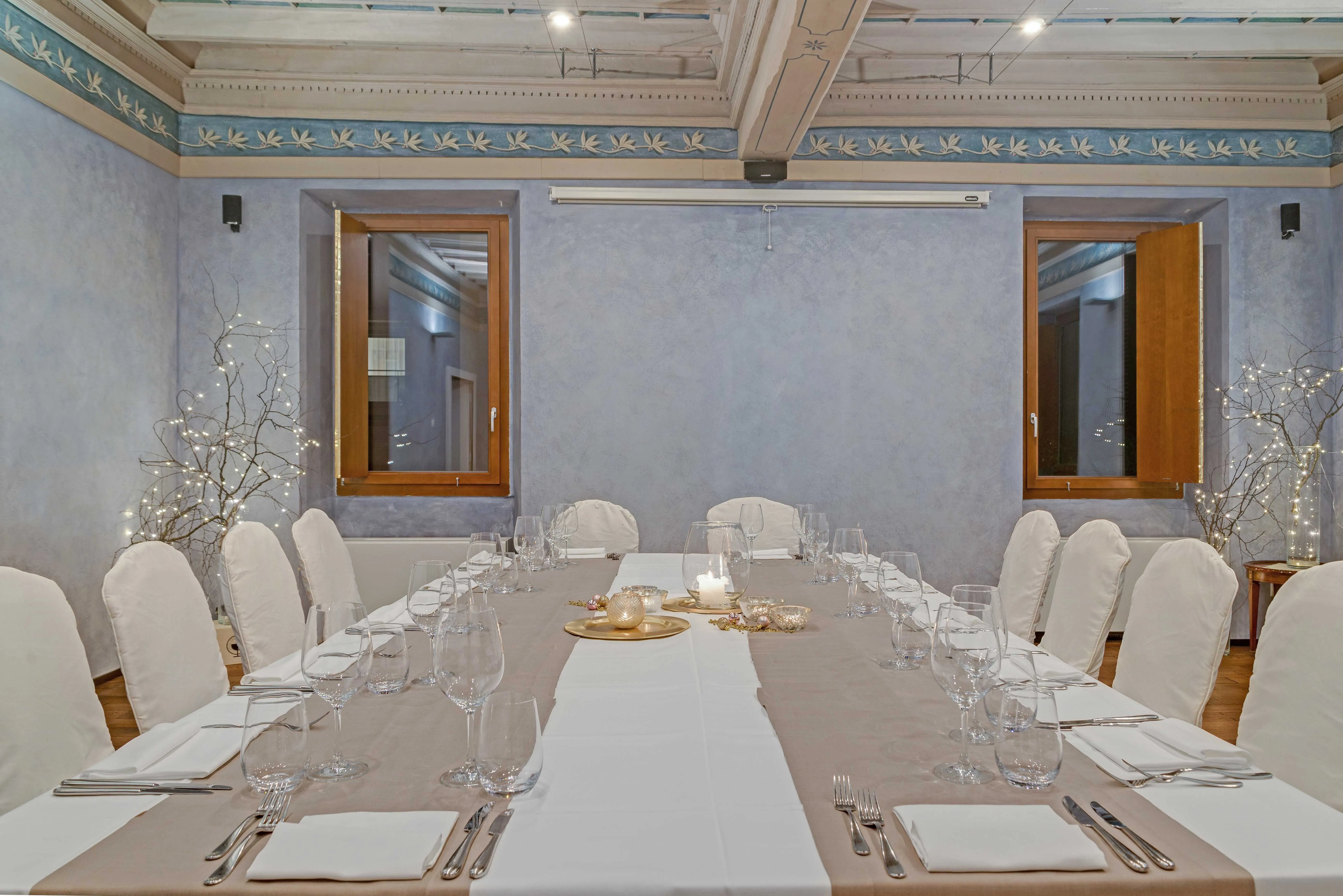 Dettaglio degli interni della Sala Nobile con decorazioni d'epoca e illuminazione elegante.
