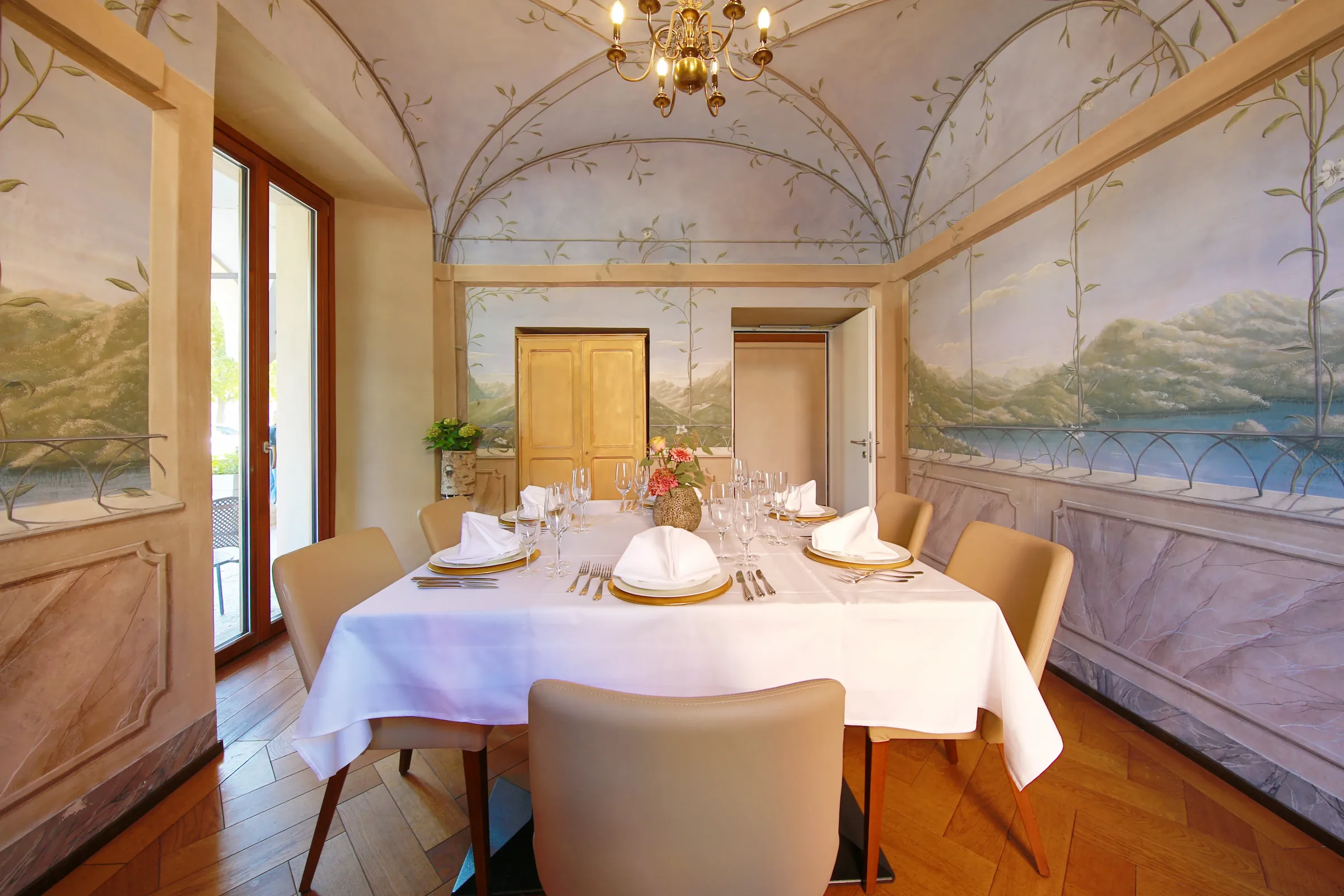 Saletta Campanule im Hotel La Tureta, intimer Raum mit Blumenfresken und Glockenmotiven.