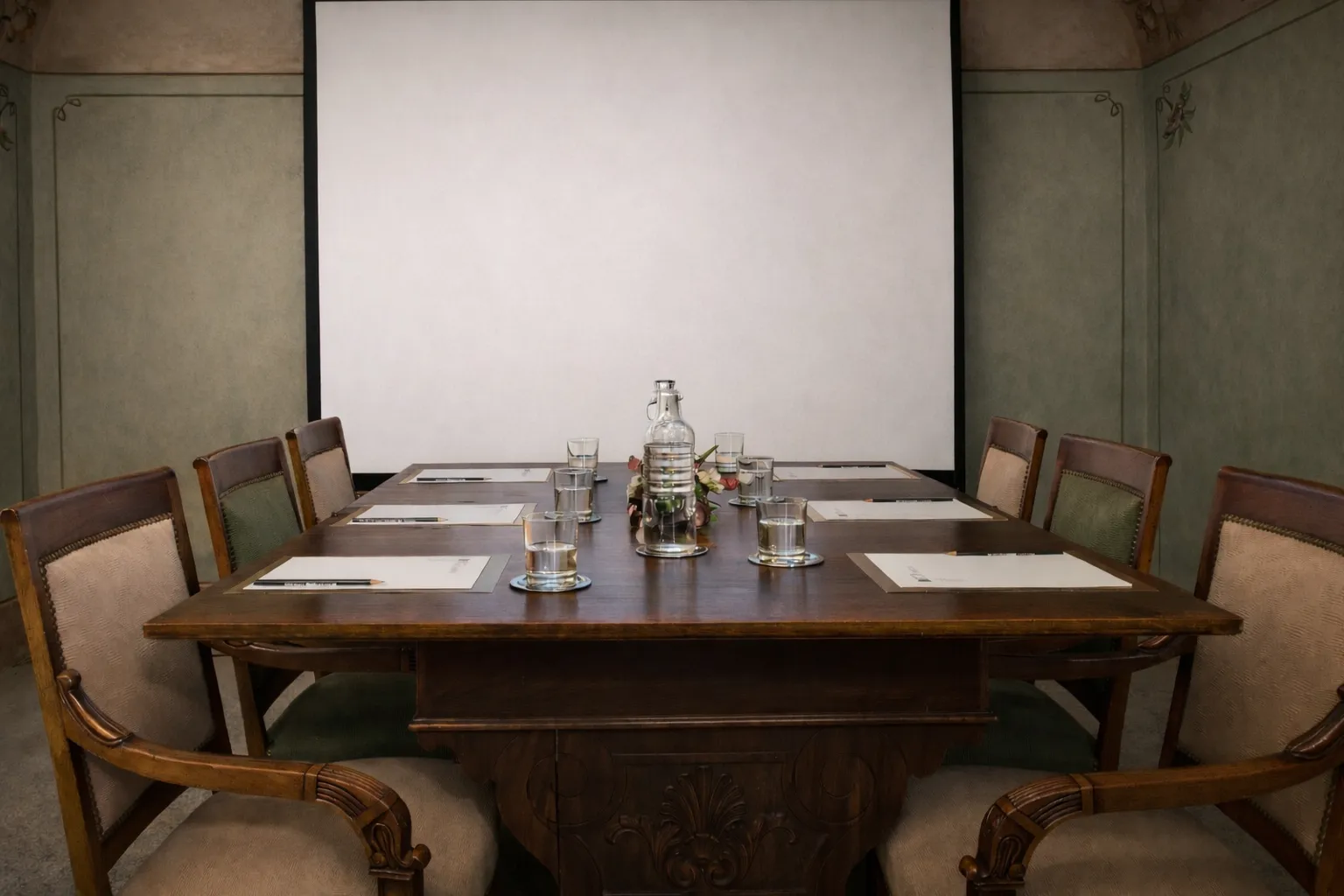 Sala Giglio im Hotel La Tureta, intimer Besprechungsraum mit restauriertem Jugendstilkamin.