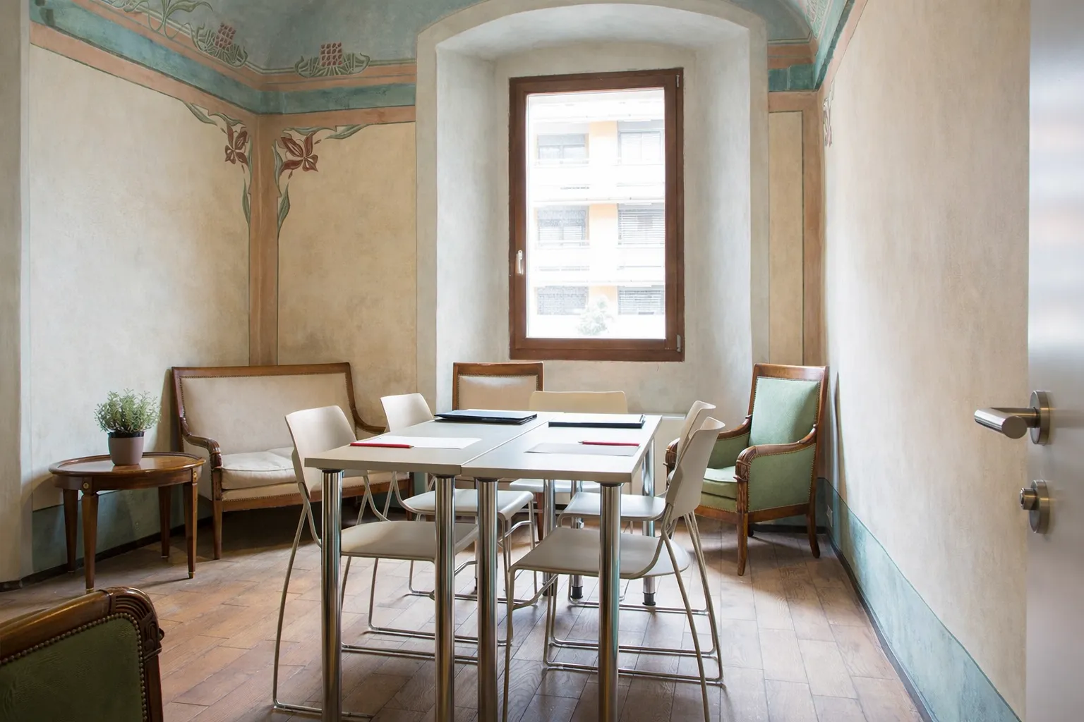 Sala Giglio Hotel La Tureta für ein Business-Meeting im Liberty-Stil eingerichtet.