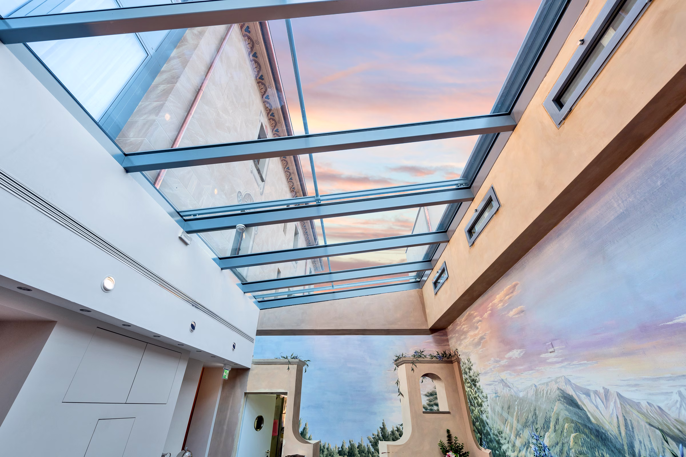 Particolare del tetto e delle vetrate della Sala Patio dell'Hotel La Tureta.