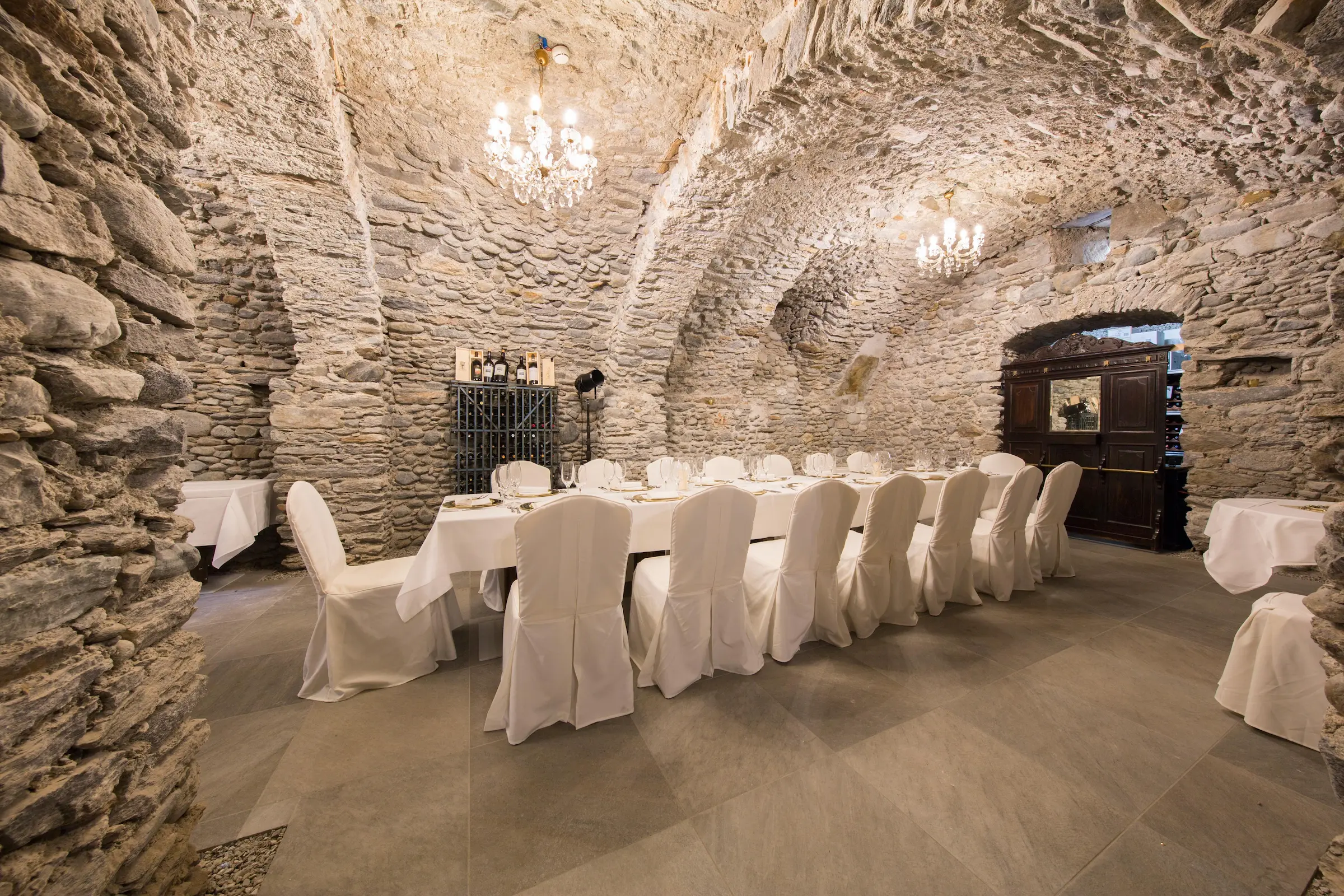 Cantina a Volte im Hotel La Tureta mit originalen Steinbögen und stimmungsvoller Beleuchtung.