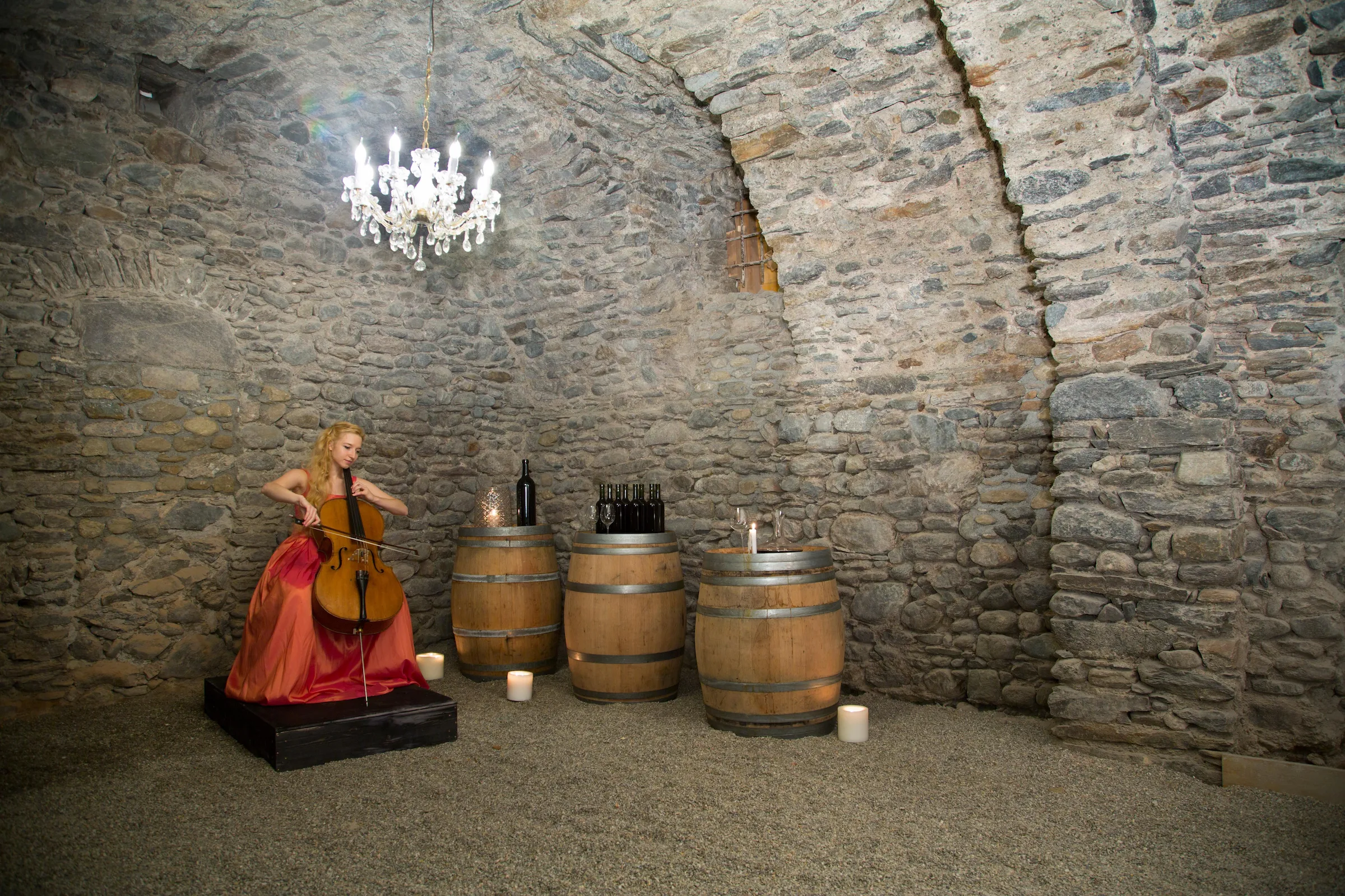Vista dall'ingresso della Cantina a Volte con le caratteristiche volte in pietra illuminata.