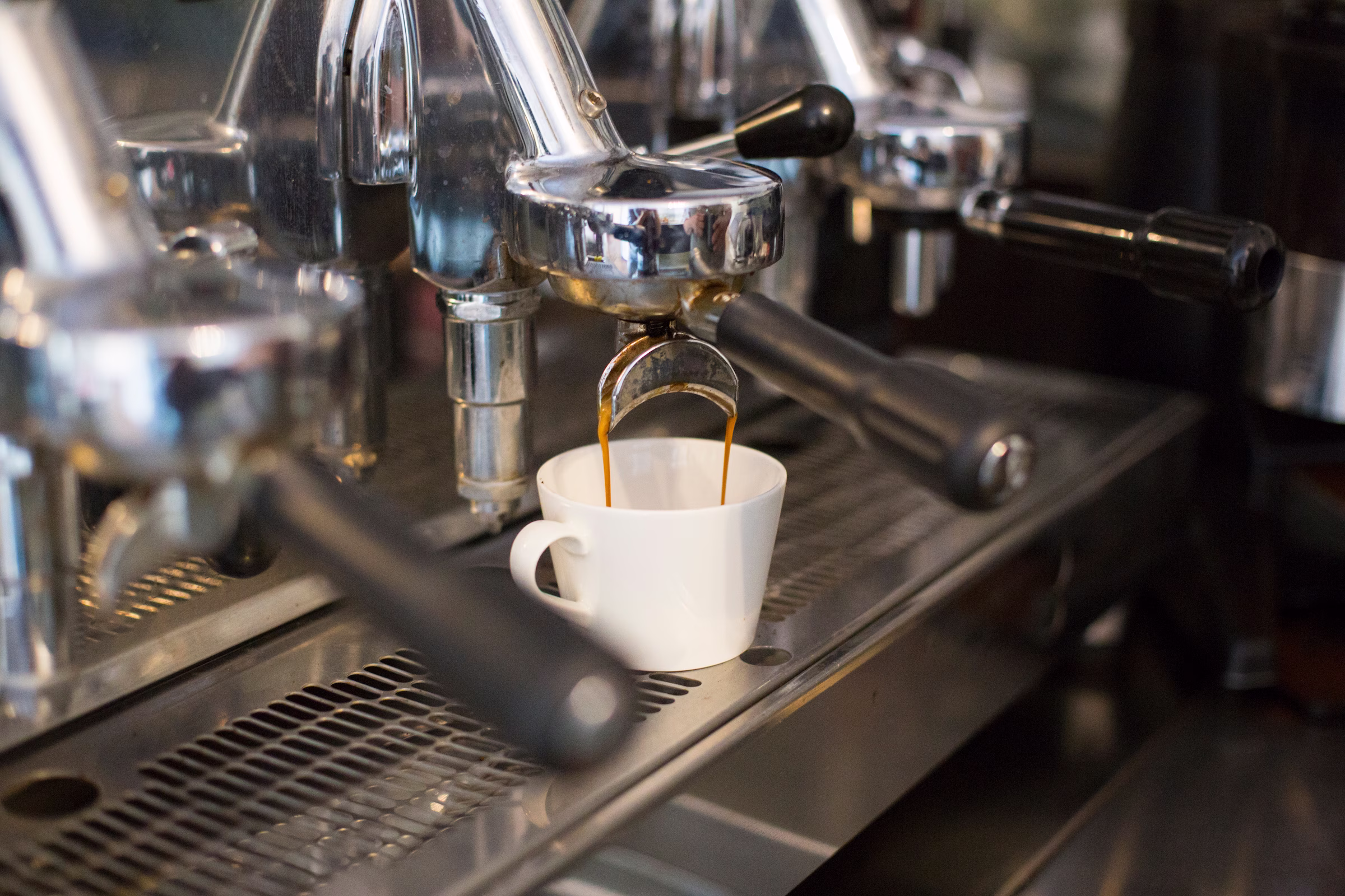 Tazza di caffè e prodotti da forno serviti al bar Pavone dell'Hotel La Tureta.