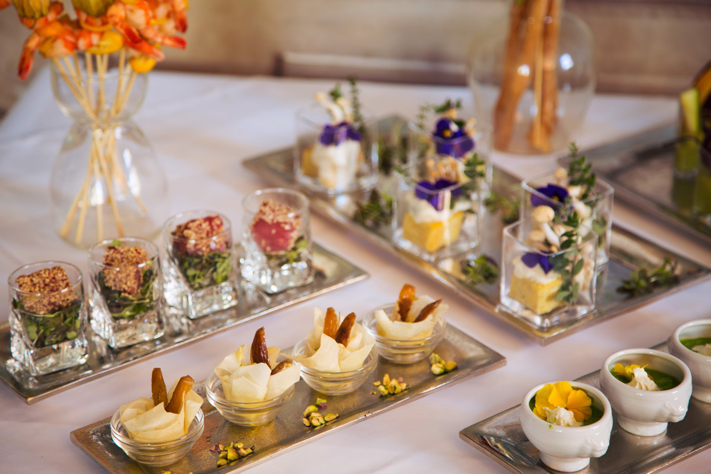 Stehempfang mit Fingerfood und Getränken im Hotel La Tureta bei einer Veranstaltung.