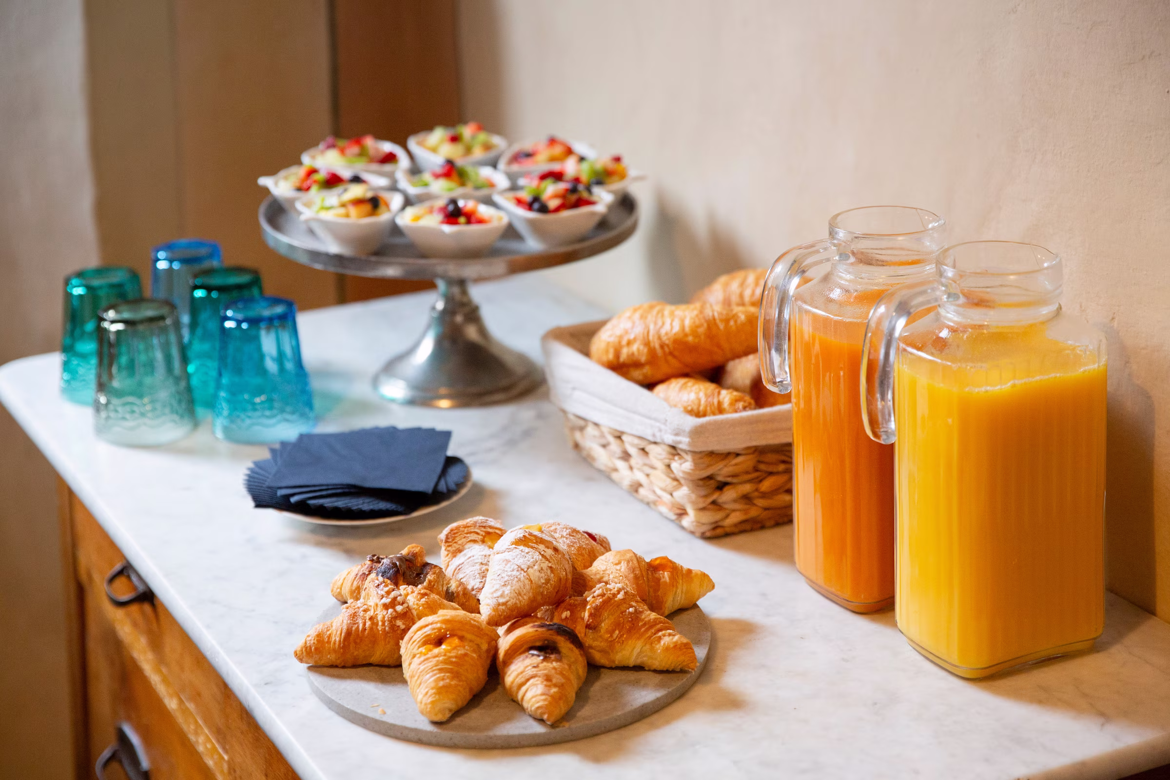 Kaffeepause oder Coffee Break im Hotel La Tureta mit Gebäck, Säften und heißen Getränken.