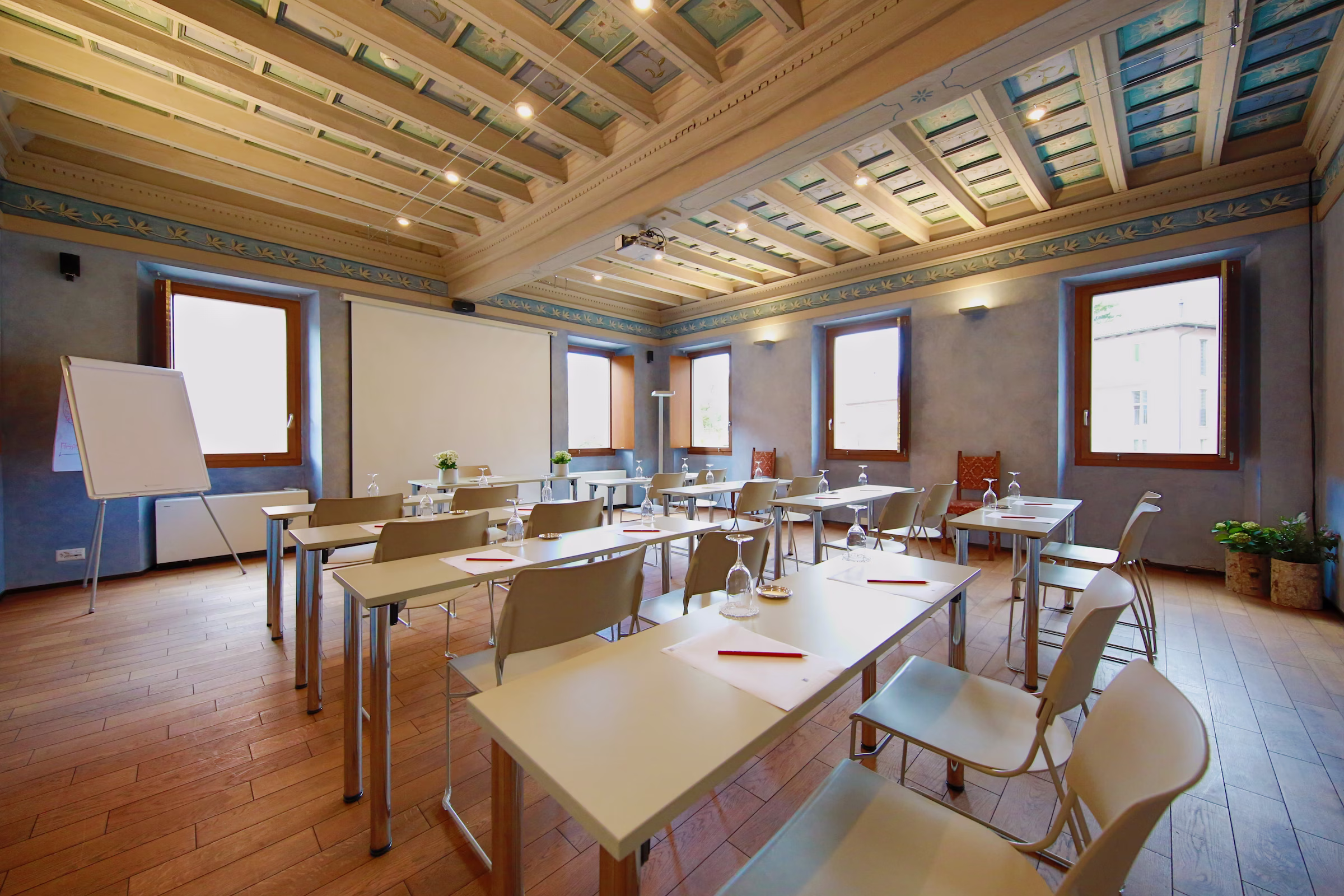 Sala conferenze all'Hotel La Tureta allestita con videoproiettore, lavagna e attrezzatura tecnica per meeting.