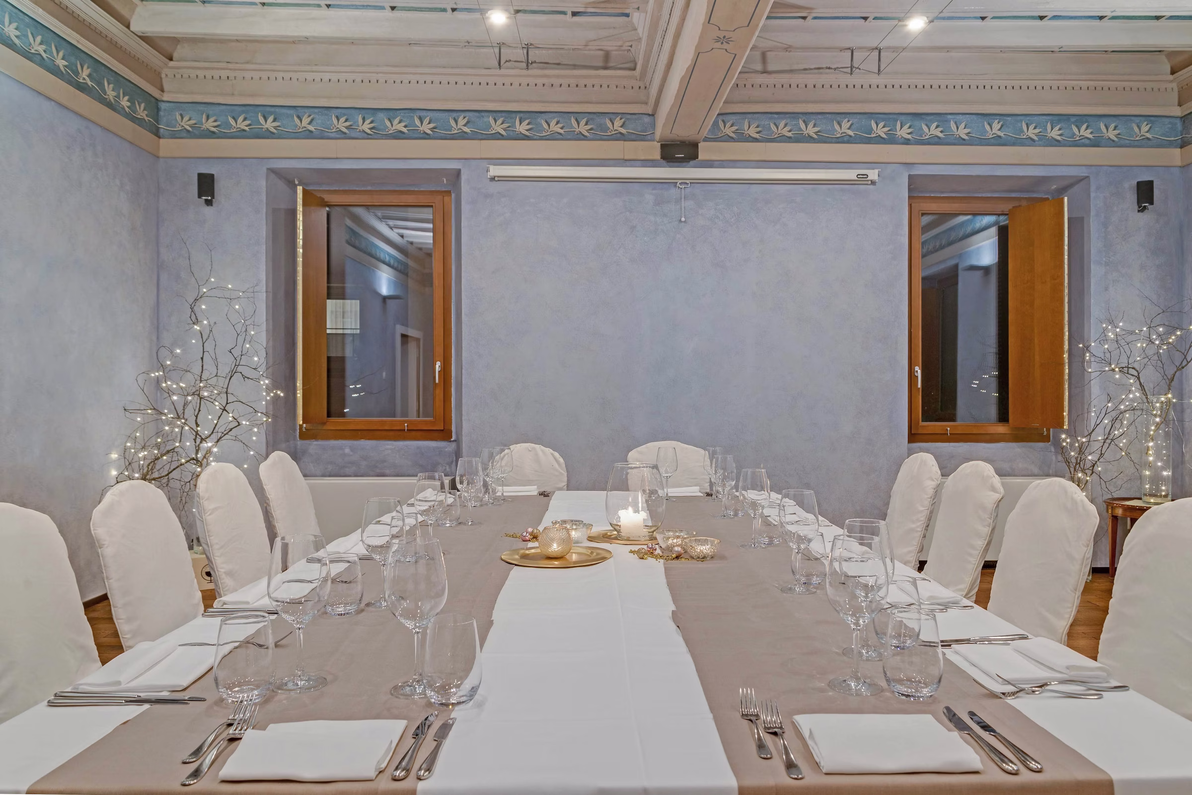 Sala Nobile allestita per un meeting aziendale con proiettore e sedie disposte in stile conferenza.