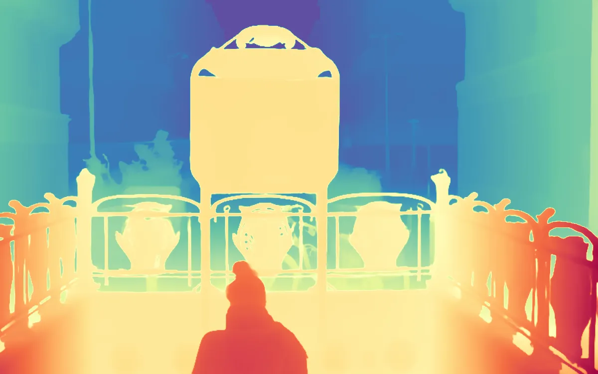 Une femme entre dans une bouche de métro parisien. Le visuel est partagé en deux : à gauche l'image telle qu'elle est perçue par une personne voyante, et à droite il s'agit du même visuel mais on n'y perçoit que  les formes, volumes et distance. Cela permet de représenter ce qu'une personne équipée du dispositif SeeHaptic perçoit de son environnement.