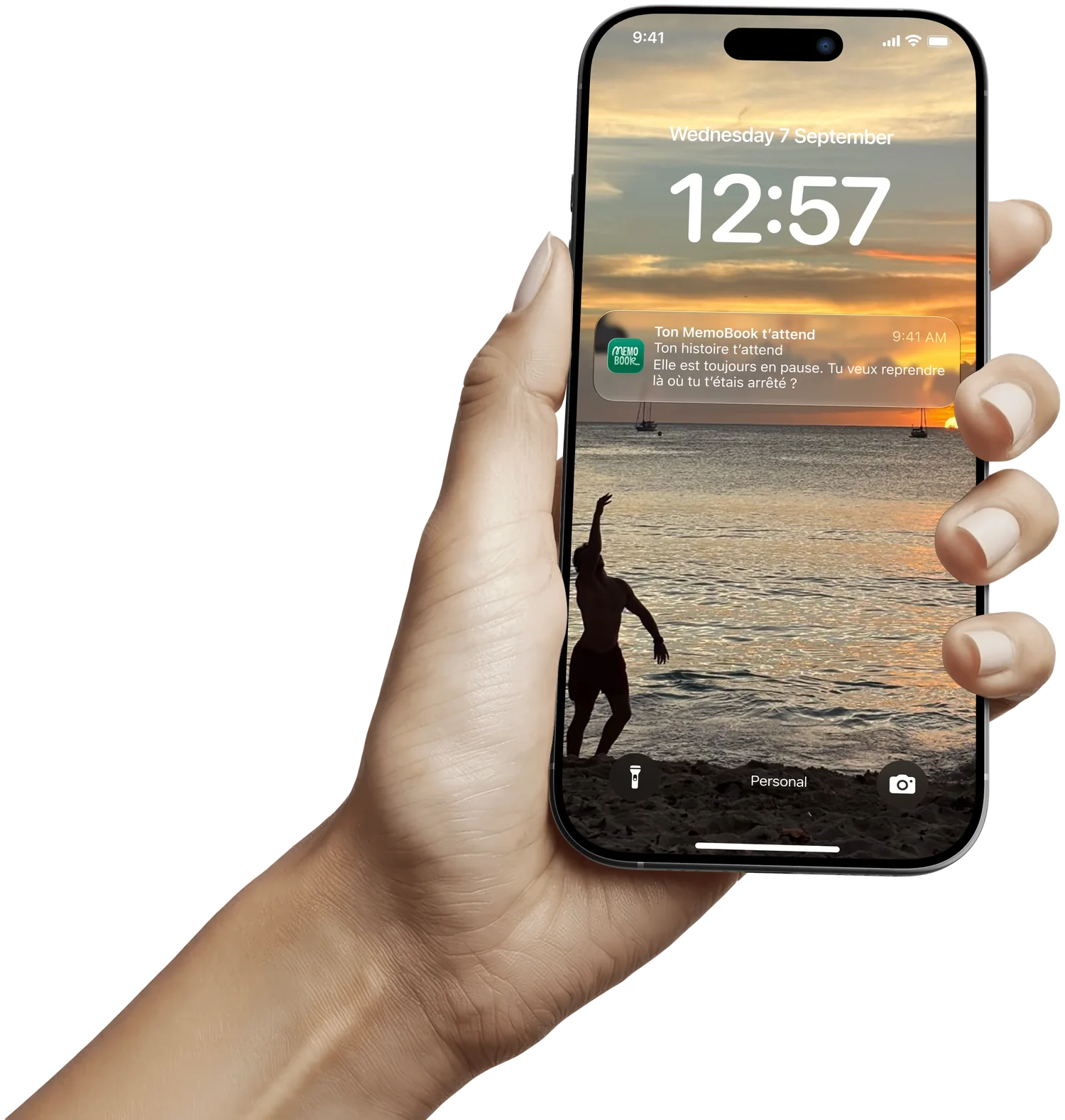 Main tenant un iPhone : une notification MemoBook rappelle de raconter sa journée