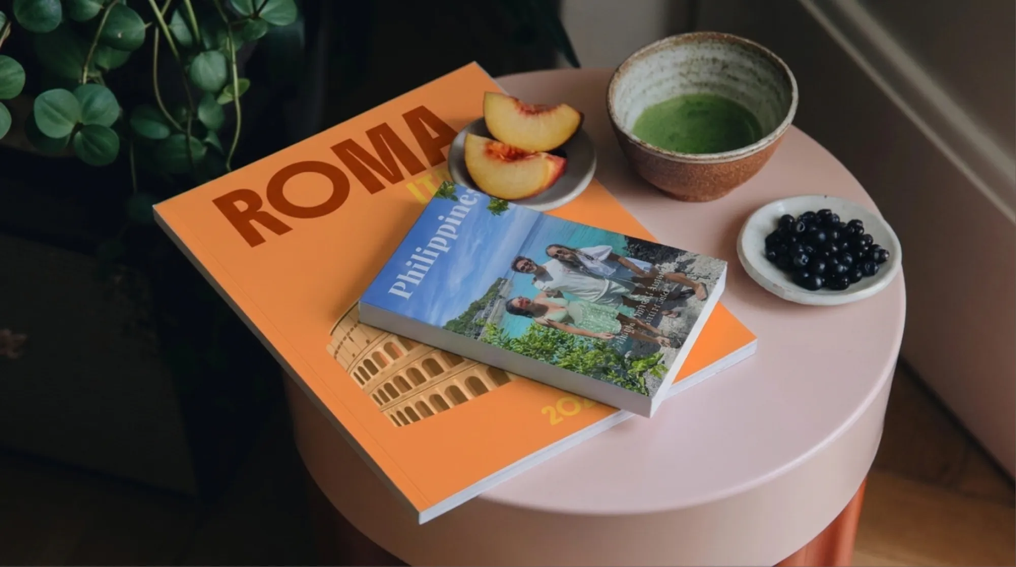 Deux carnets de voyage MemoBook imprimés posés sur une table