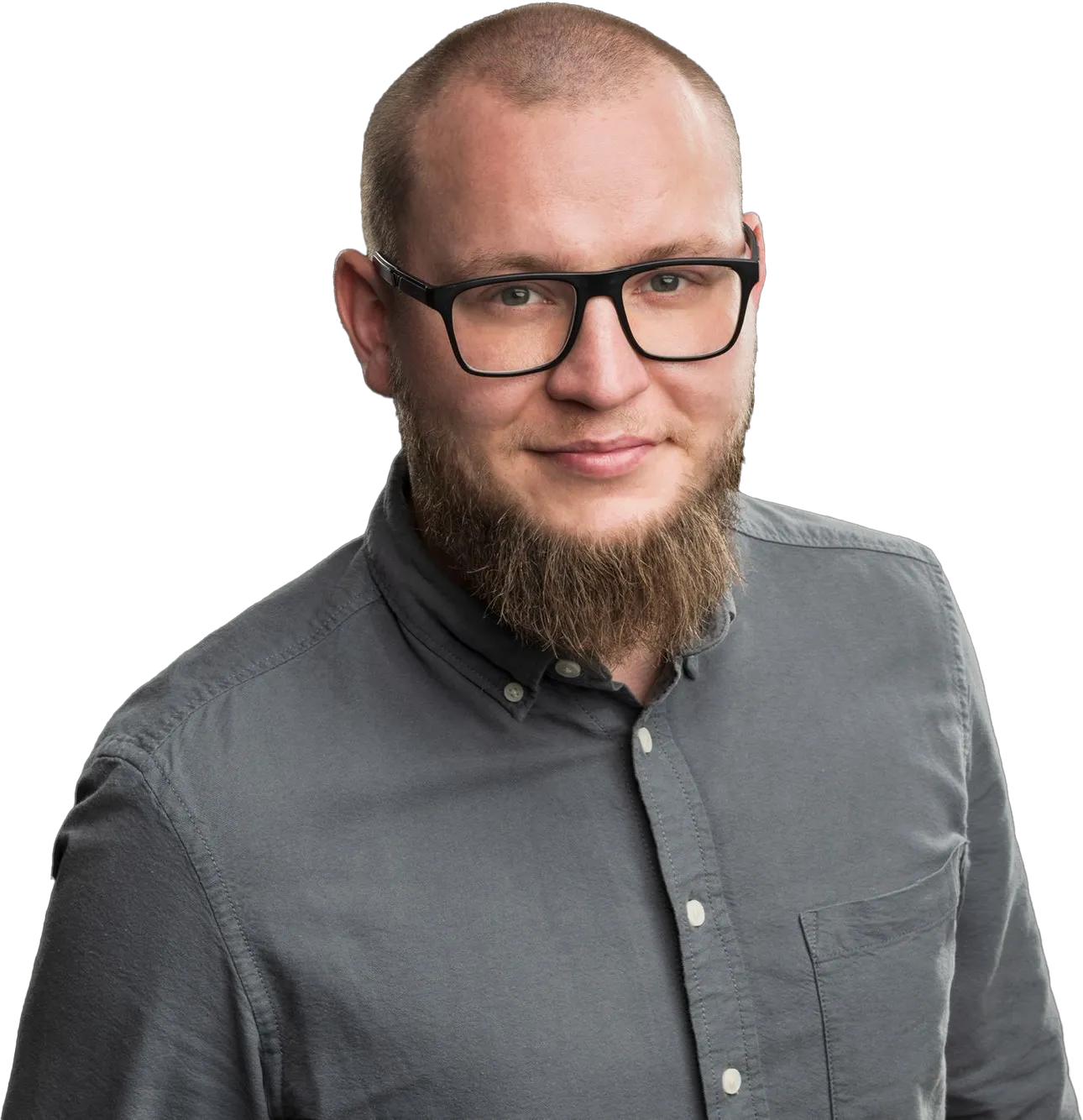 Porträt eines Mannes mit Brille, kurzem Bart und grauem Hemd vor schwarzem Hintergrund.