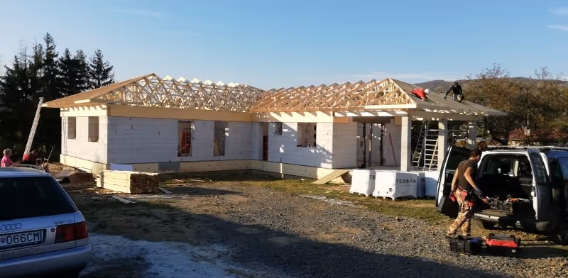 Väzníkový krov na rodinný dom v obci Beloveža