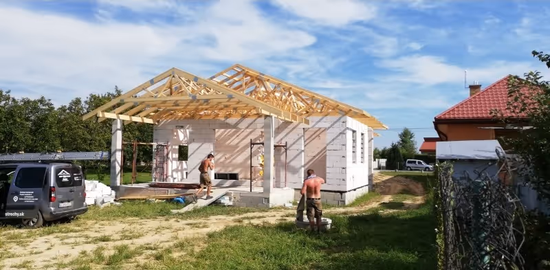 Drevený väzníkový krov na rodinnom dome v obci Zemplínska Široká