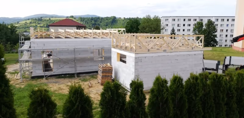 Pultová stecha z drevených priehradových väzníkov v Bardejove