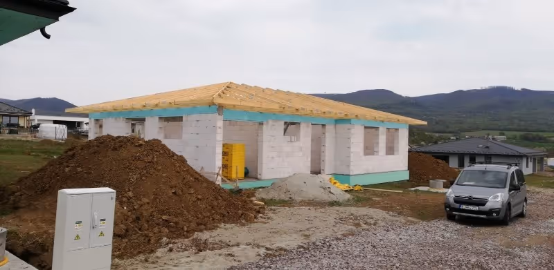 Valbová strecha z drevených priehradových väzníkov na rodinnom dome vo Vyšnej Kamenici.