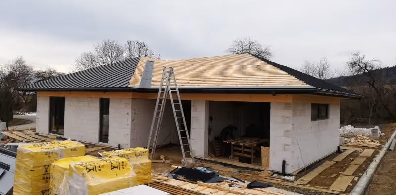 Valbová strecha z drevených priehradových väzníkov na rodinnom dome v obci Hertník