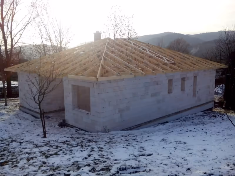 Valbová väzníková strecha na bungalov s úložným priestorom