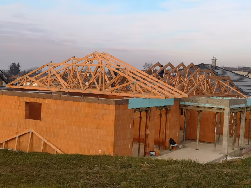 Valbová strecha z drevených väzníkov s úložným priestorom.