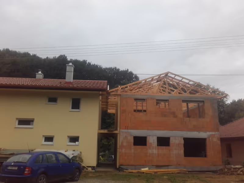 Sedlový krov z priehradových väzníkov v obci Žipov na novostavbe
