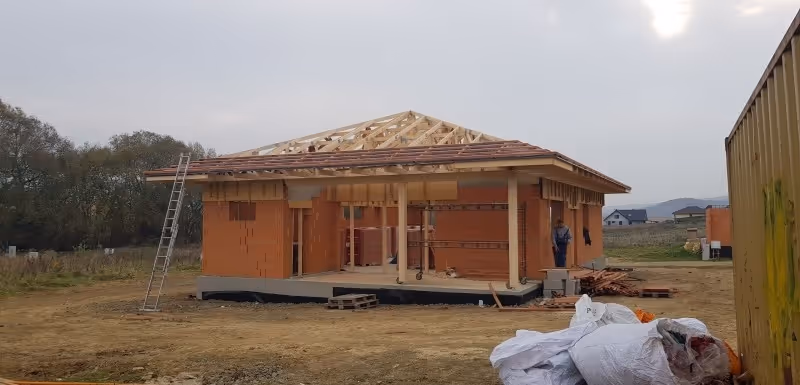 Valbová strecha s veľkým úložným priestorom na bungalov s použitím priehradových väzníkov