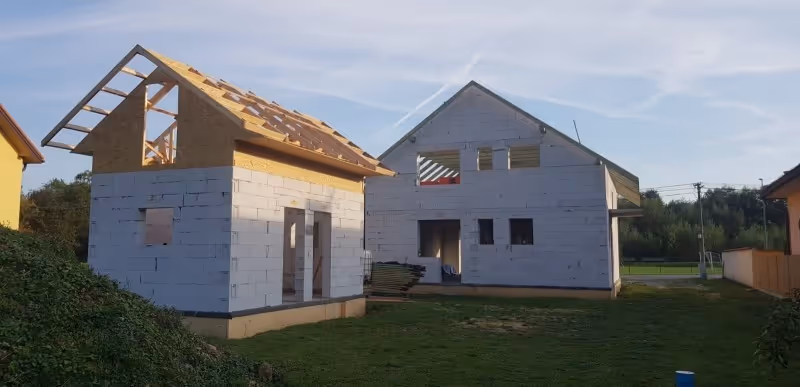 Nadstavba na hospodársku budovu pri rodinnom dome