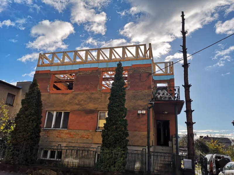 Plochá väzníková strecha s atikou na RD v Prešove.