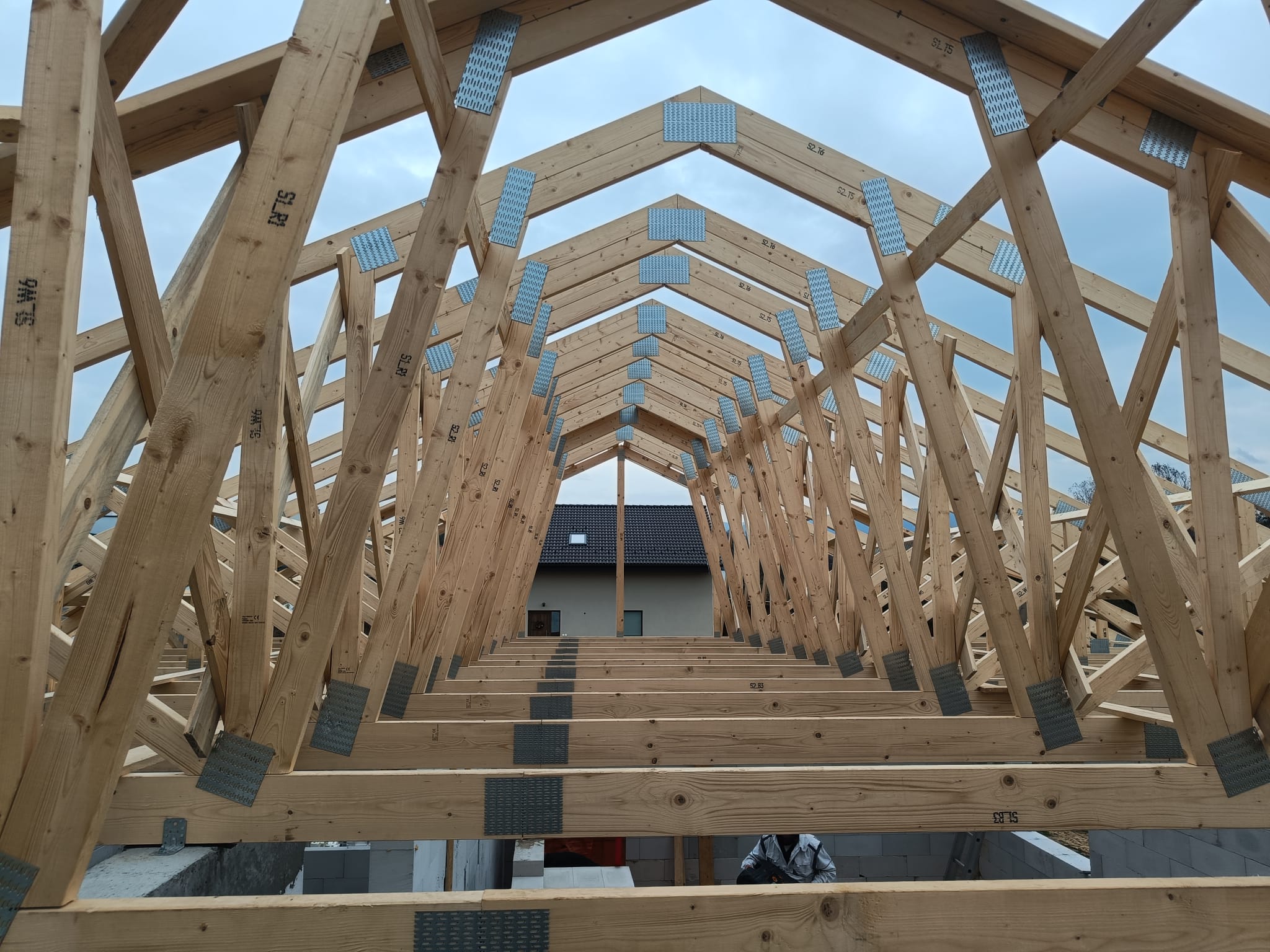 Je najlacnejšia strecha z väzníkov dobrá a kvalitná? Posúďte sami po prečítaní článku.