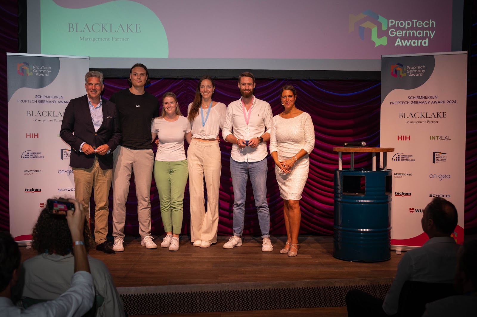 Bild der Award-Verleihung auf der Bühne mit den Moderatoren und den syte Mitarbeitern