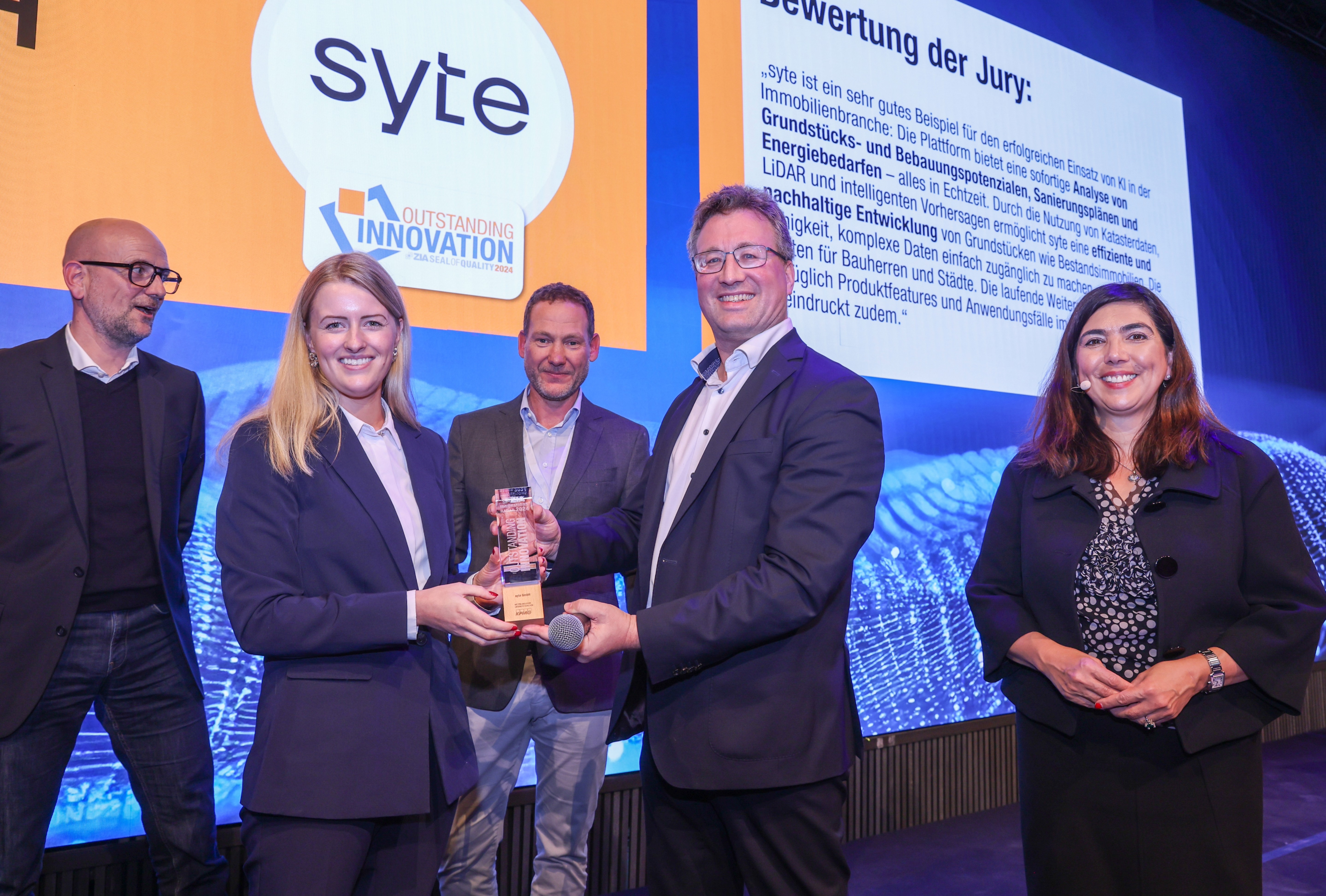 Bild der Award-Verleihung auf der Bühne mit den Moderatoren und den syte Mitarbeitern