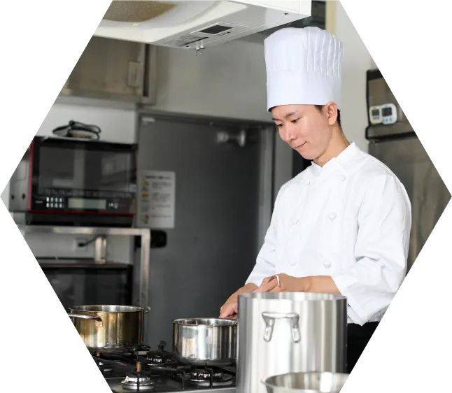 調理場で料理するシェフ