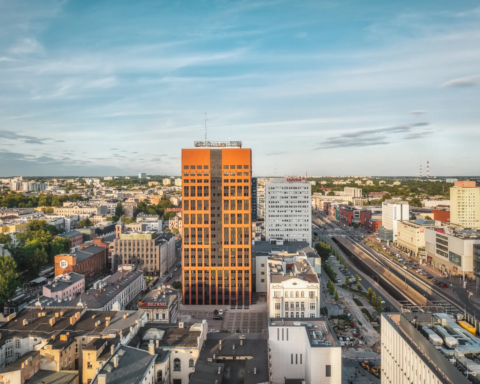 Zdjęcie wieżowca Red Tower