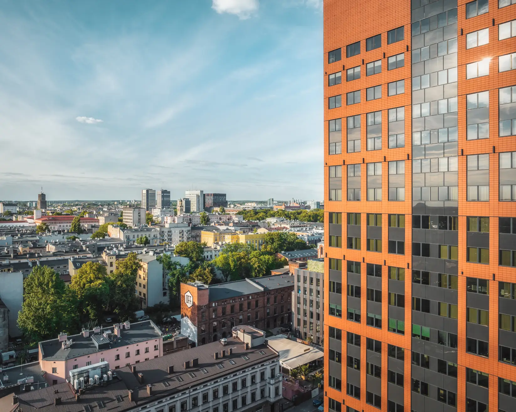 Zdjęcie wieżowca Red Tower