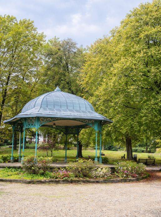 Kiosque dans le parc verdoyant autour de l’Hôtel Source du Parc à Allevard